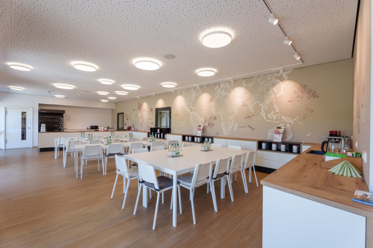 Moderner Seminarraum mit Tischen und Stühlen
