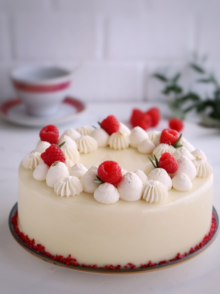 Feine Himbeer-Torte mit wei&szlig;er Mousse