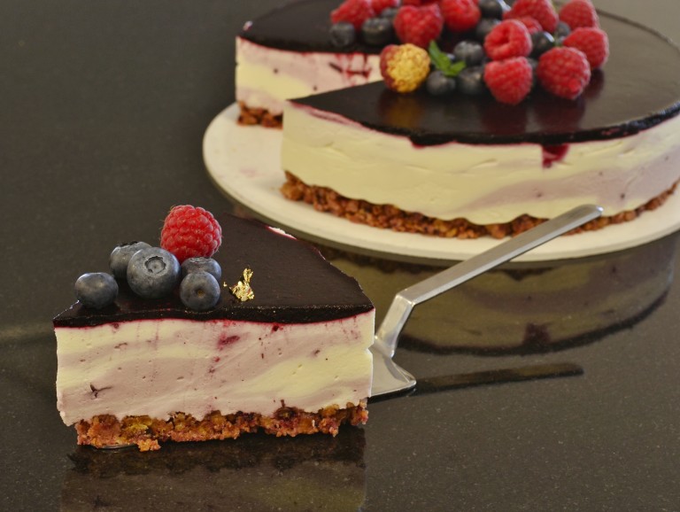 Waldbeeren mit Joghurtmousse und Crumbleboden