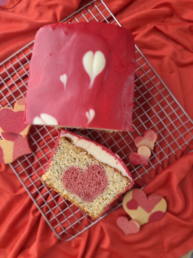 Rosen-Mohn-Sandkuchen mit Zitronen-Ganache